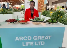 Uwamahoto Annis Justine allo stand di ABCD Great life, azienda che esporta fagiolini, peperoncino, banane e avocado in Italia e in altri Paesi europei (Uwamahoto Annis Justine was at the ABCD Great life stand, the company exports green beans, Chile, bananas and avocados to Italy and other European countries).